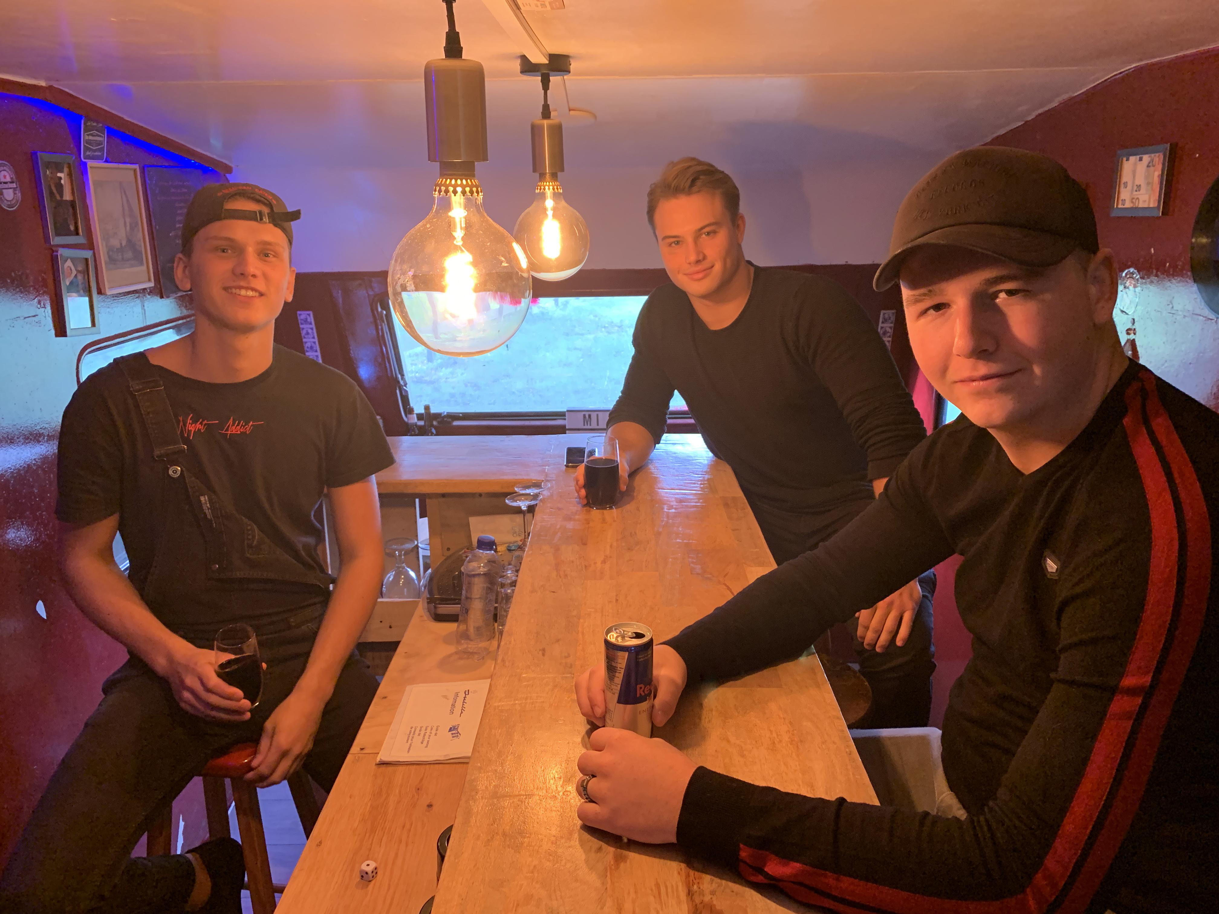 Te koop in Hensbroek: Kroegcaravan. ’Ideaal om na tienen er een paar dopjes af te halen...’